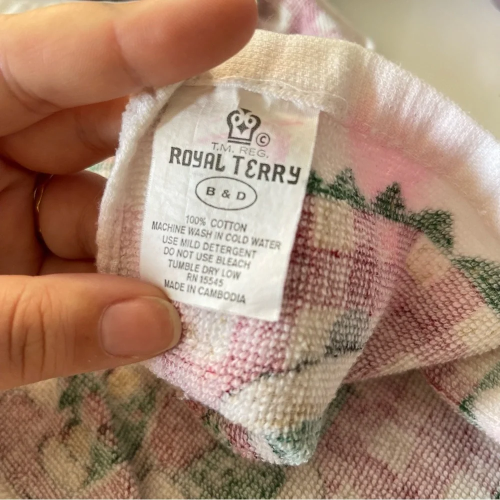 3/$15 Vintage Royal Terry Three Santa Claus Christmas Kitchen Towel (Pink Stain)